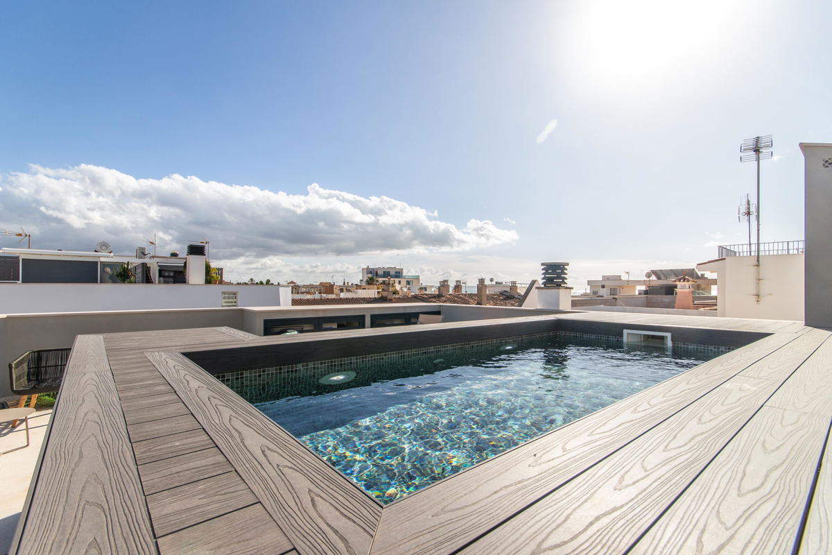 Neues Stadthaus mit Dachpool und Meerblick in Molinar