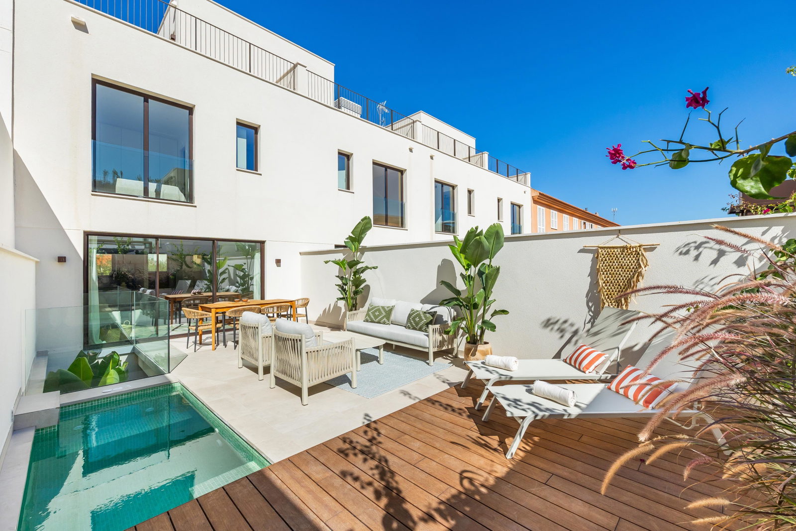 Neubau Stadthaus mit Garten, Jacuzzi und Dachterrasse in El Molinar