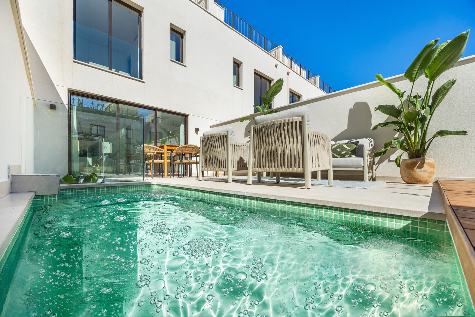 Neubau Stadthaus mit Garten, Jacuzzi und Dachterrasse in El Molinar