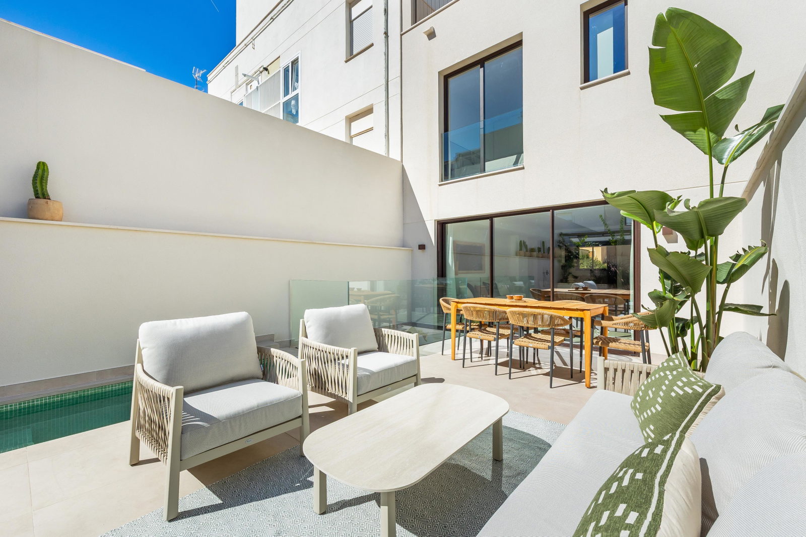 Neubau Stadthaus mit Garten, Jacuzzi und Dachterrasse in El Molinar