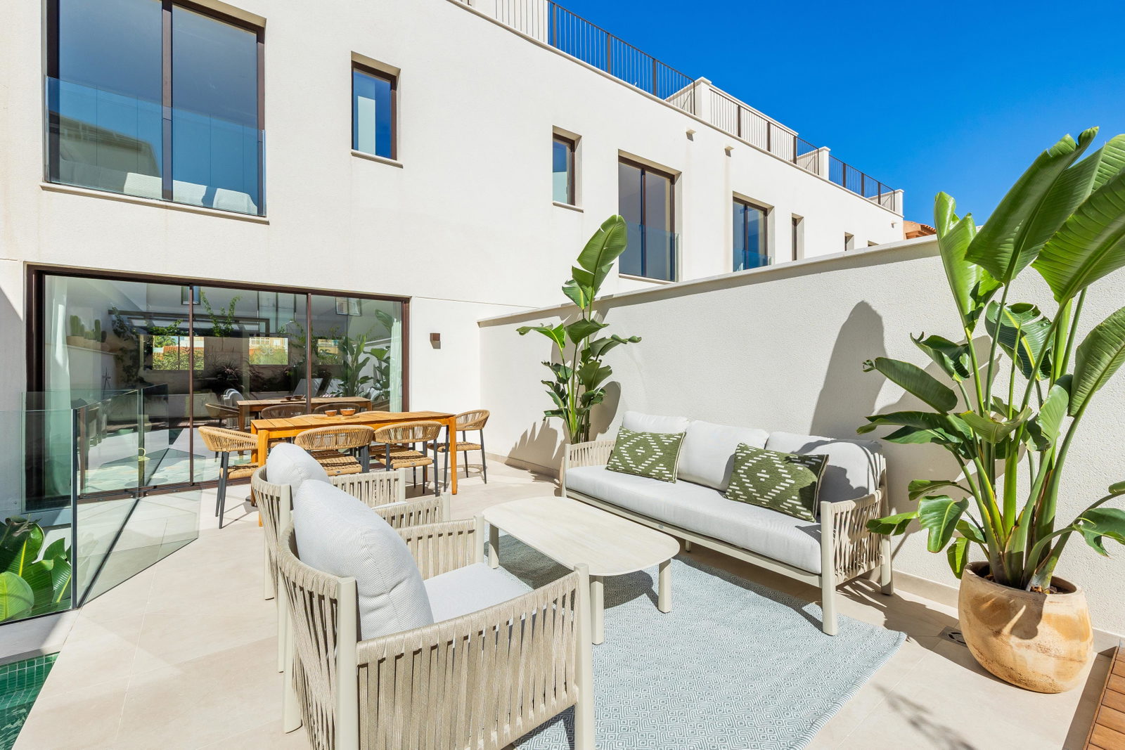 Neubau Stadthaus mit Garten, Jacuzzi und Dachterrasse in El Molinar