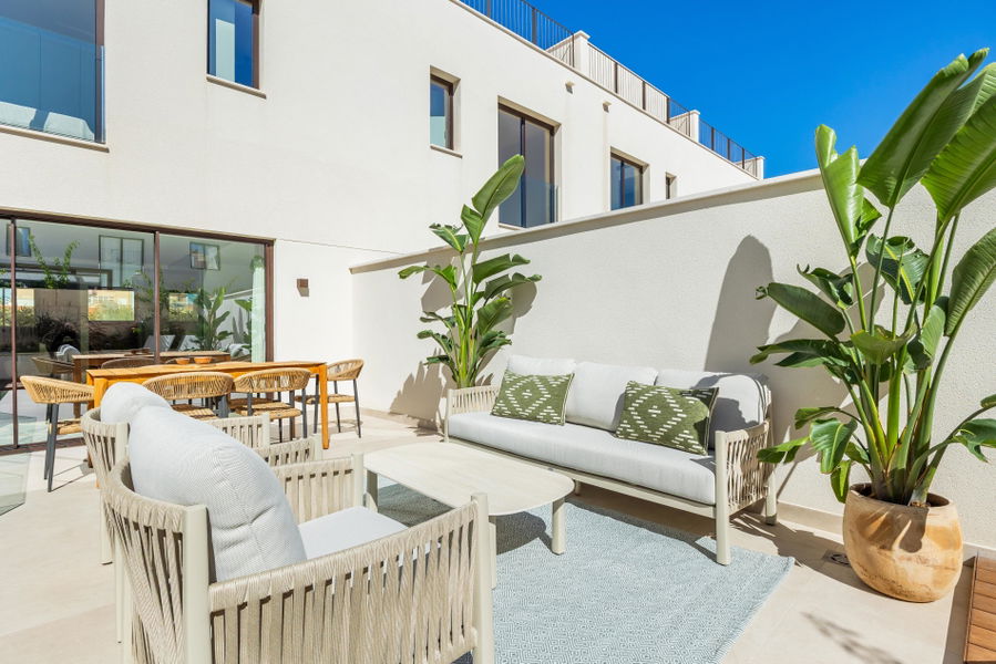 Neubau Stadthaus mit Garten, Jacuzzi und Dachterrasse in El Molinar