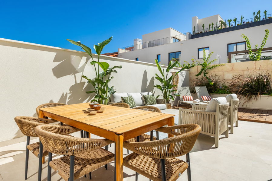 Neubau Stadthaus mit Garten, Jacuzzi und Dachterrasse in El Molinar