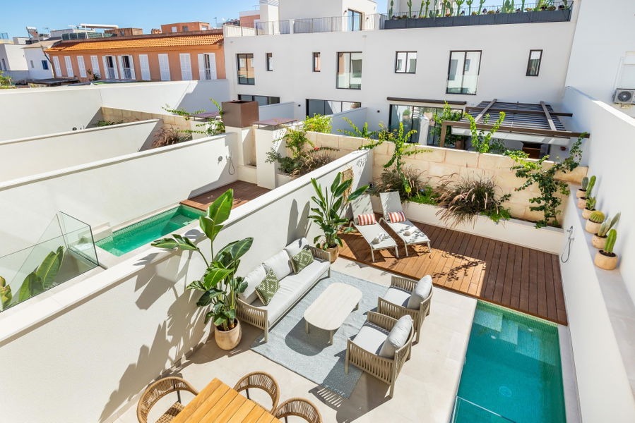 Neubau Stadthaus mit Garten, Jacuzzi und Dachterrasse in El Molinar