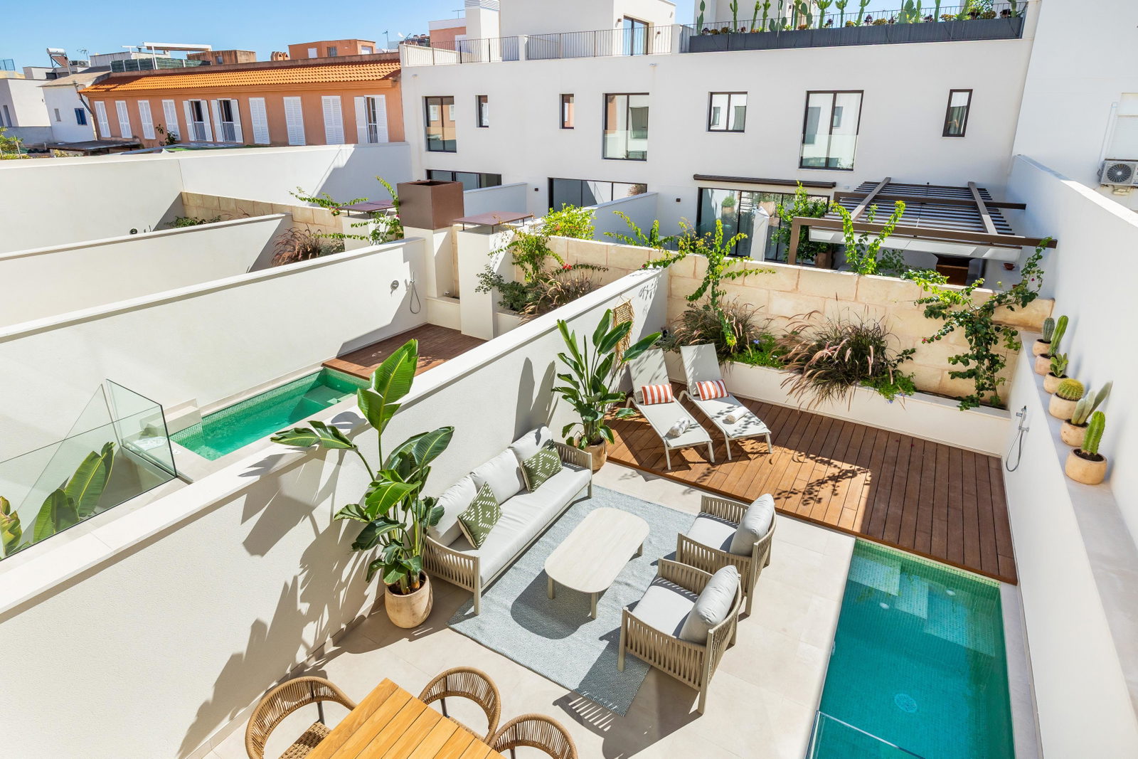 Neubau Stadthaus mit Garten, Jacuzzi und Dachterrasse in El Molinar