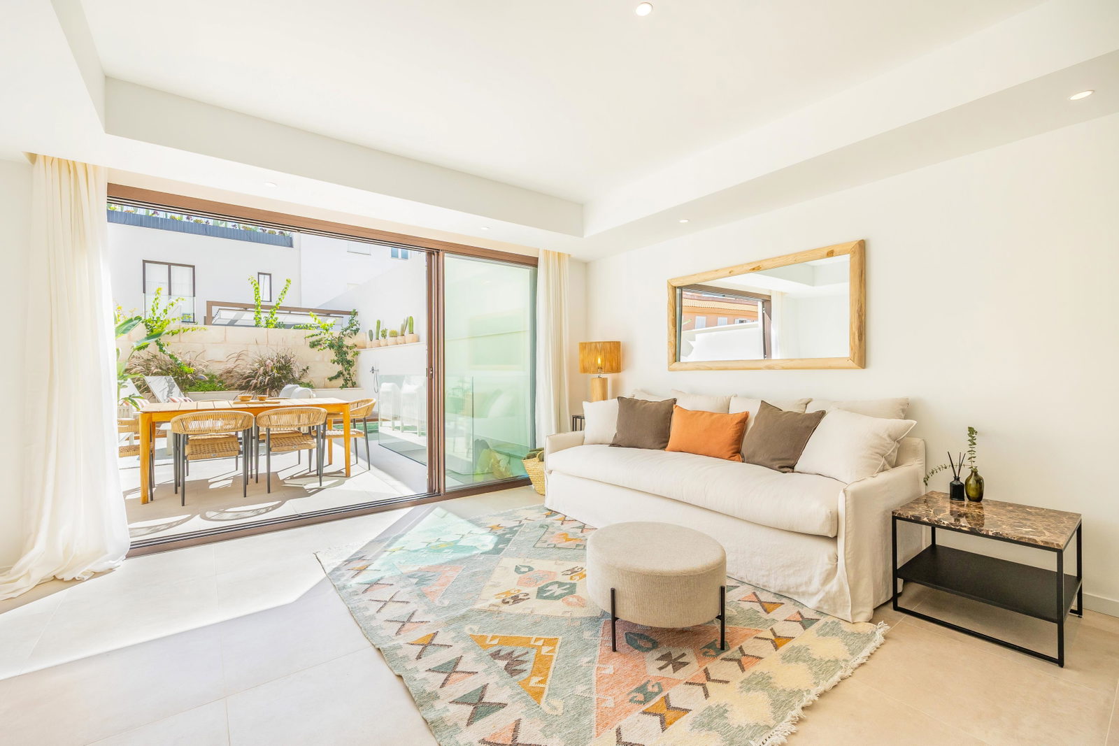 Neubau Stadthaus mit Garten, Jacuzzi und Dachterrasse in El Molinar