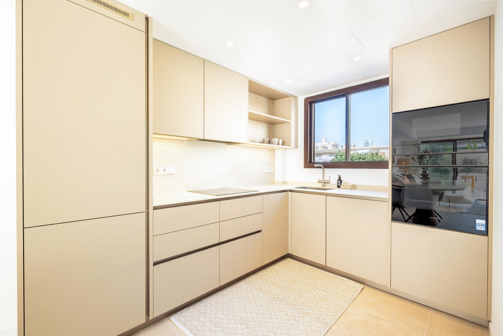 Neubau Stadthaus mit Garten, Jacuzzi und Dachterrasse in El Molinar