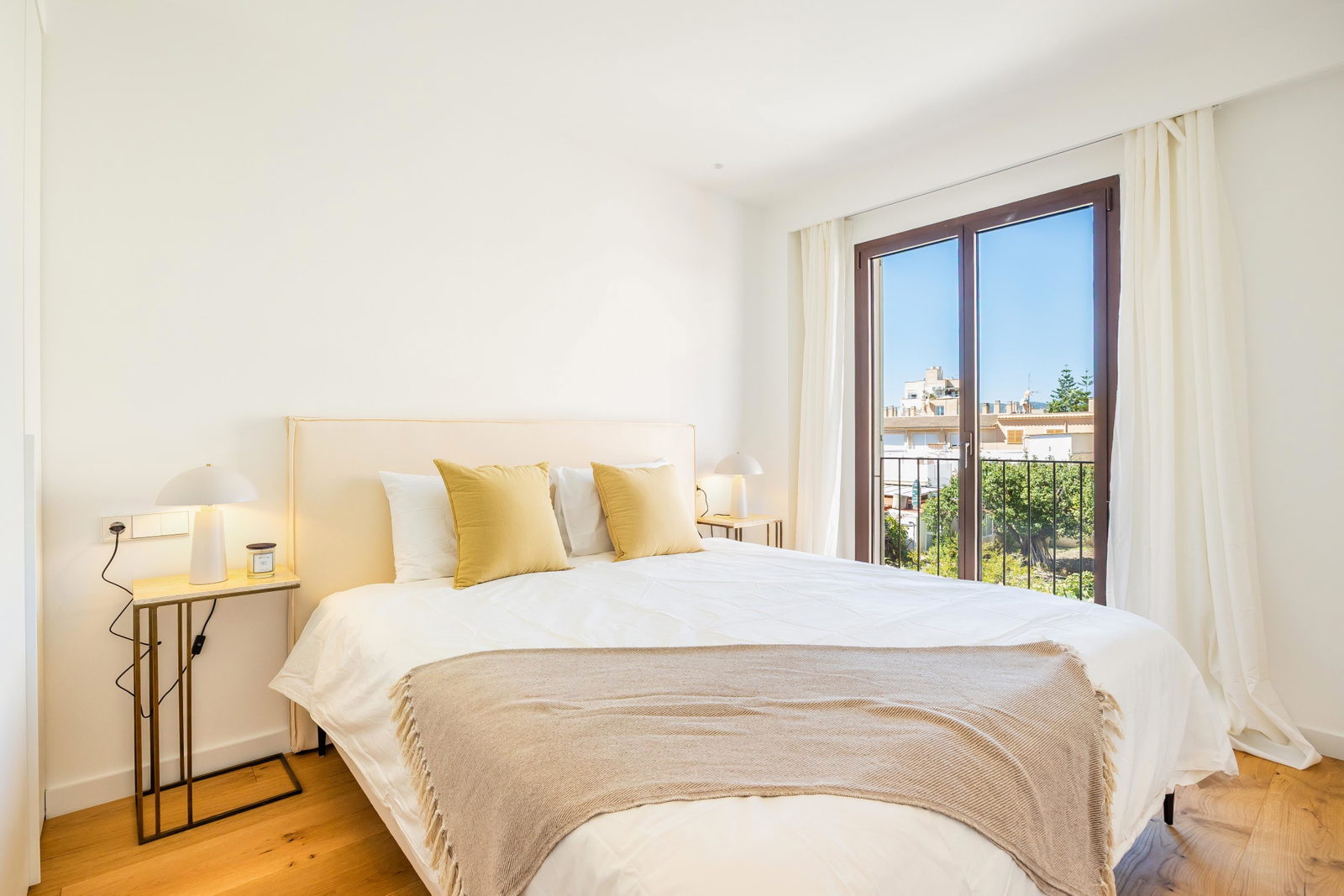 Neubau Stadthaus mit Garten, Jacuzzi und Dachterrasse in El Molinar