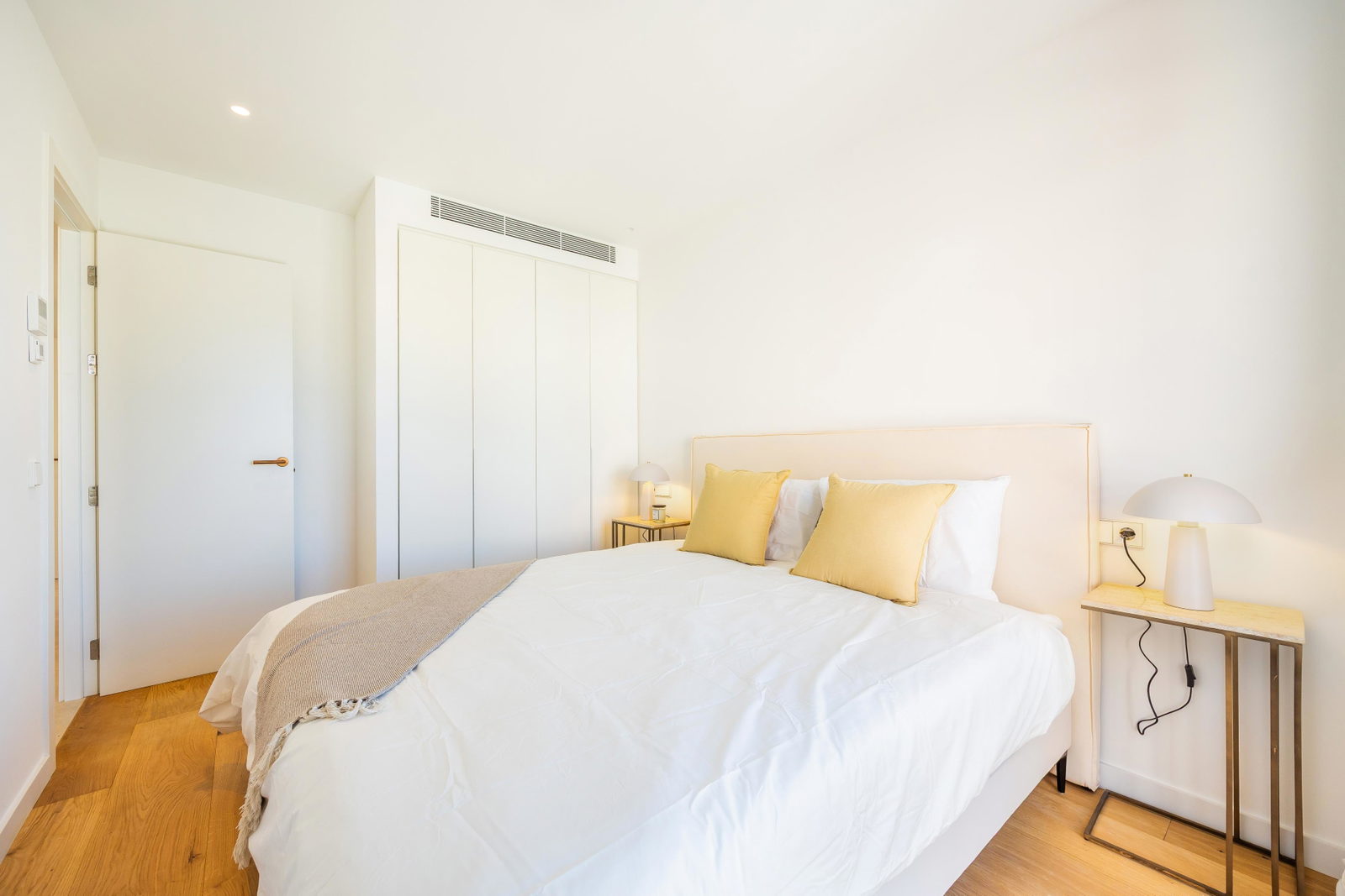 Neubau Stadthaus mit Garten, Jacuzzi und Dachterrasse in El Molinar