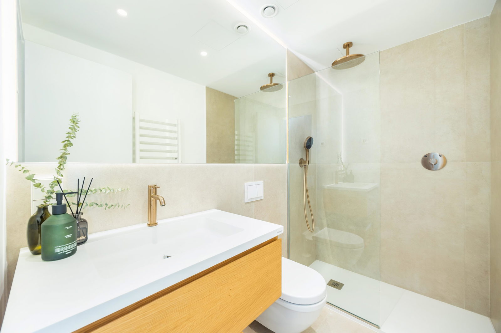 Neubau Stadthaus mit Garten, Jacuzzi und Dachterrasse in El Molinar