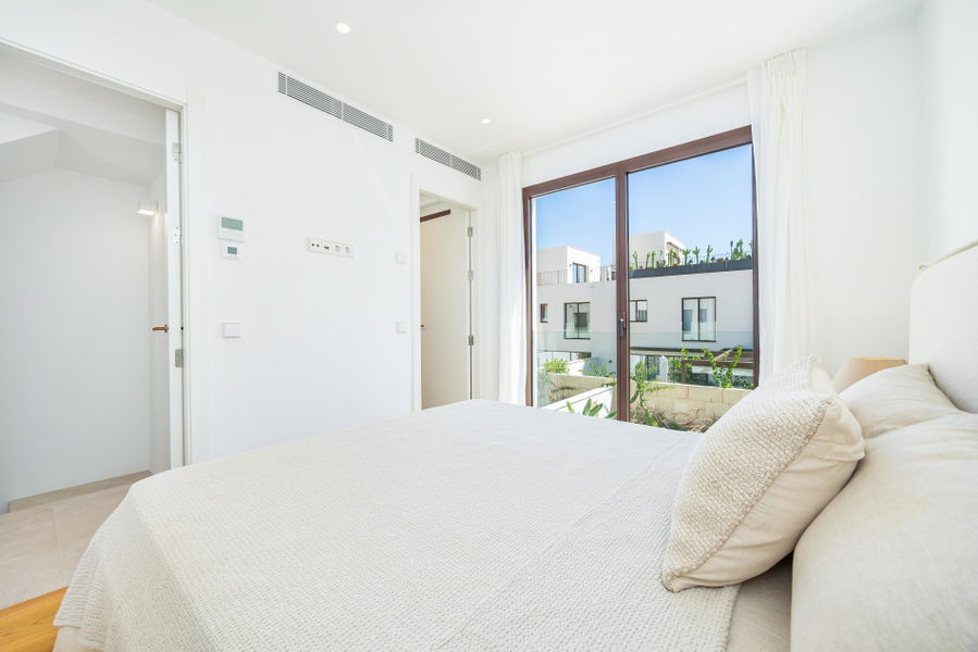 Neubau Stadthaus mit Garten, Jacuzzi und Dachterrasse in El Molinar