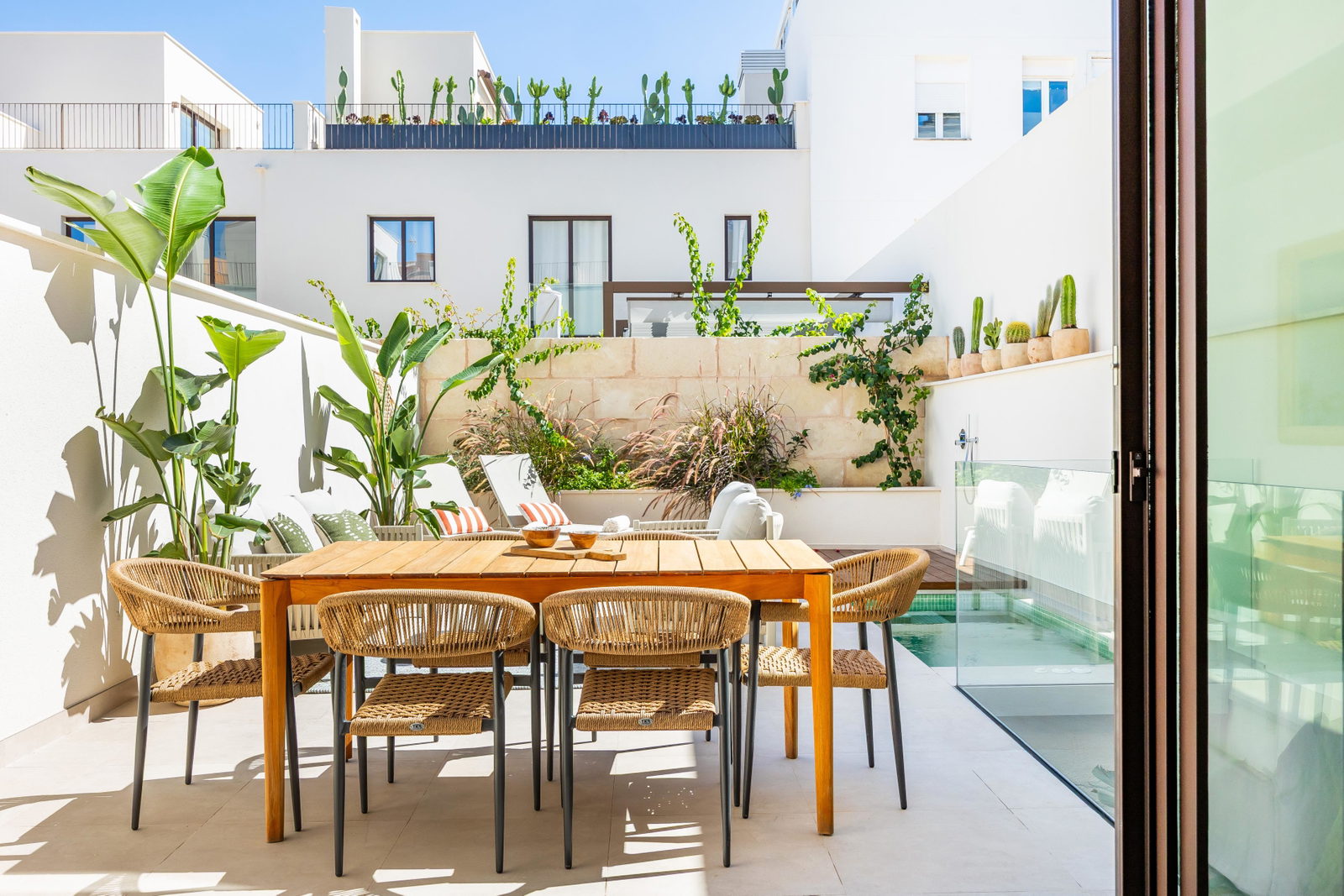 Neubau Stadthaus mit Garten, Jacuzzi und Dachterrasse in El Molinar