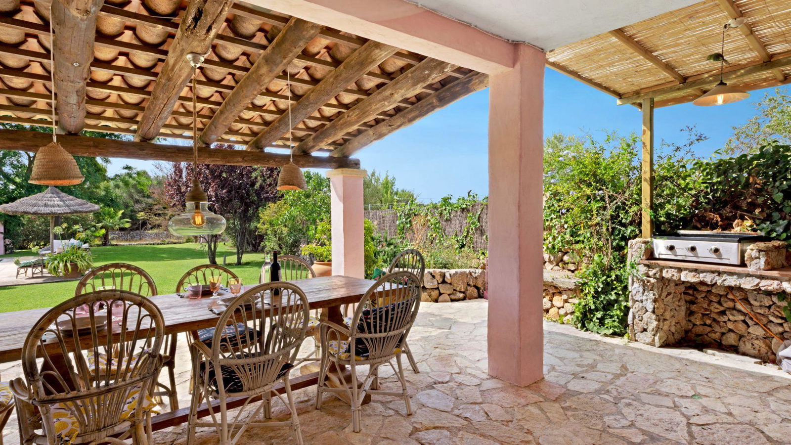 Wunderschönes und farbenfrohes Haus mit Pool und Garten in Pollenca