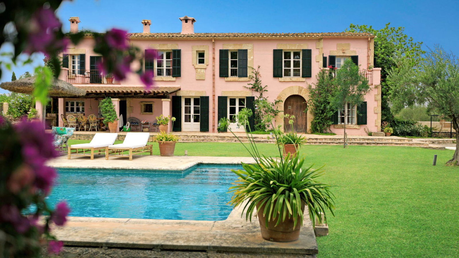 Wunderschönes und farbenfrohes Haus mit Pool und Garten in Pollenca