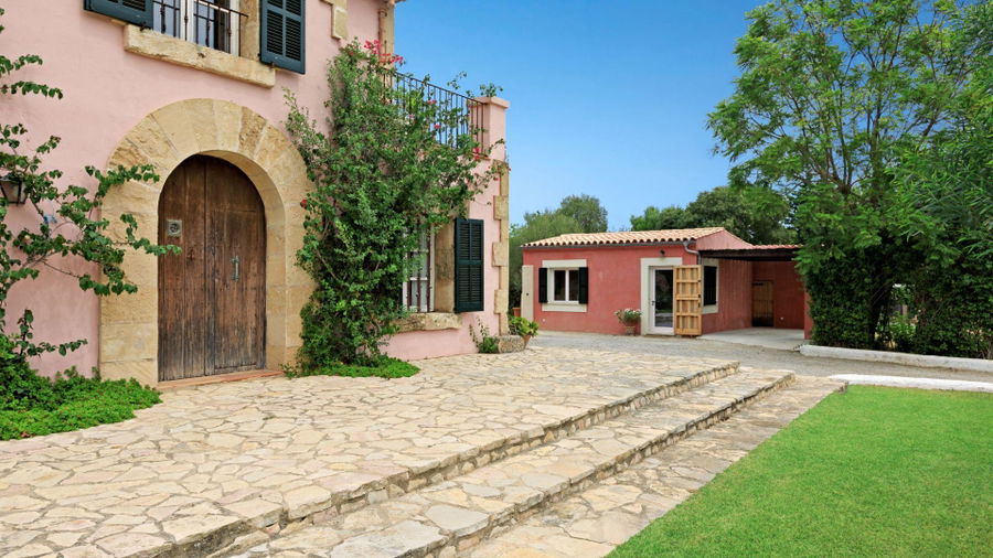 Wunderschönes und farbenfrohes Haus mit Pool und Garten in Pollenca