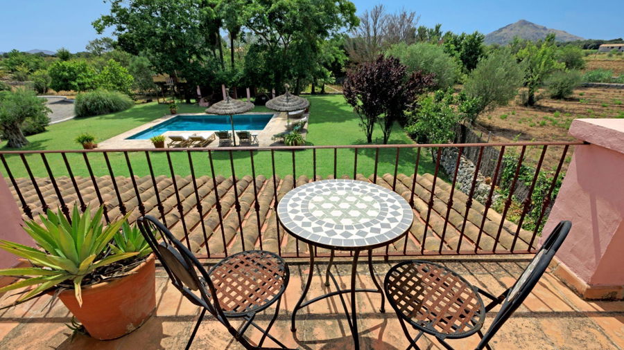 Wunderschönes und farbenfrohes Haus mit Pool und Garten in Pollenca