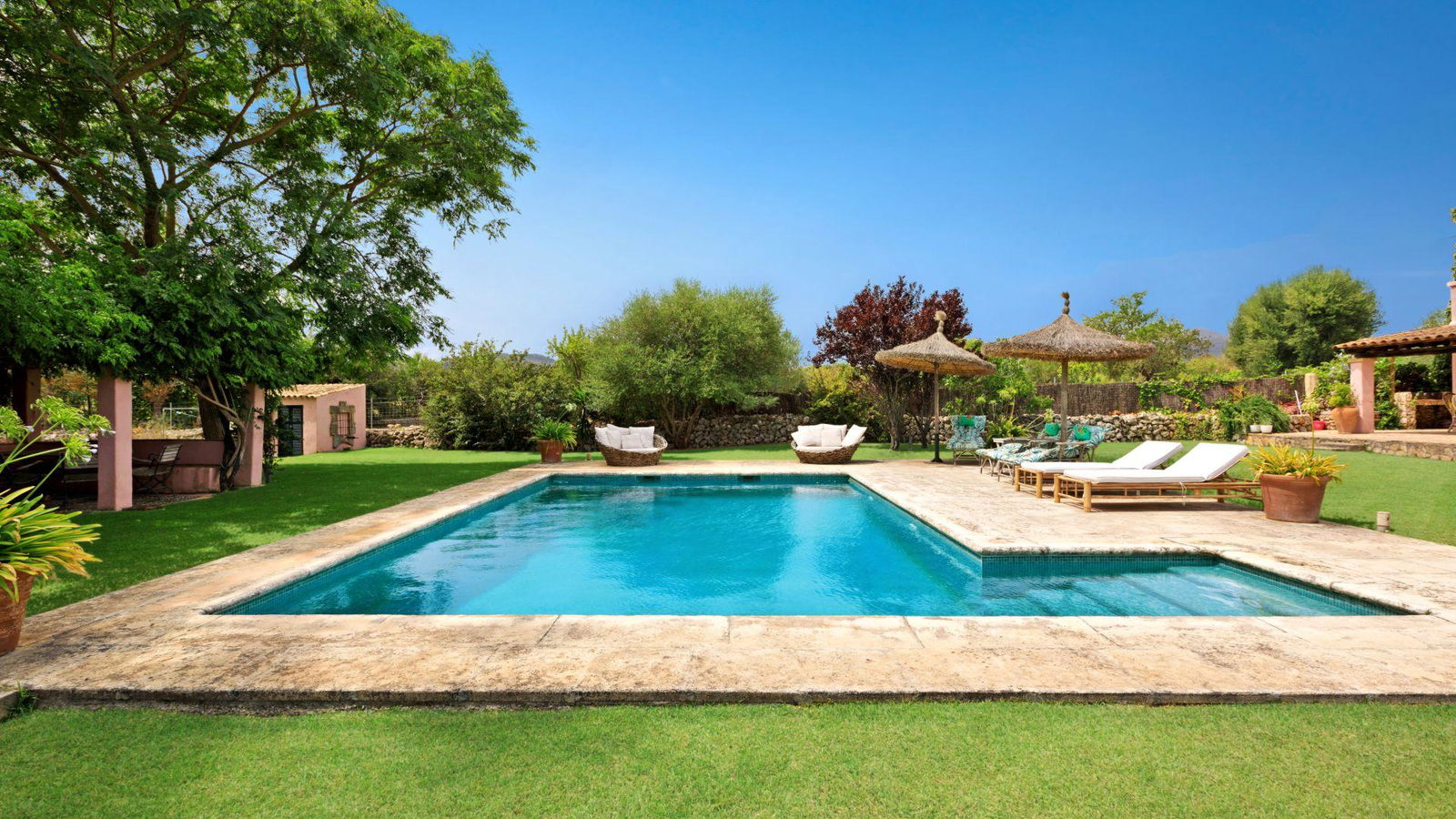 Wunderschönes und farbenfrohes Haus mit Pool und Garten in Pollenca