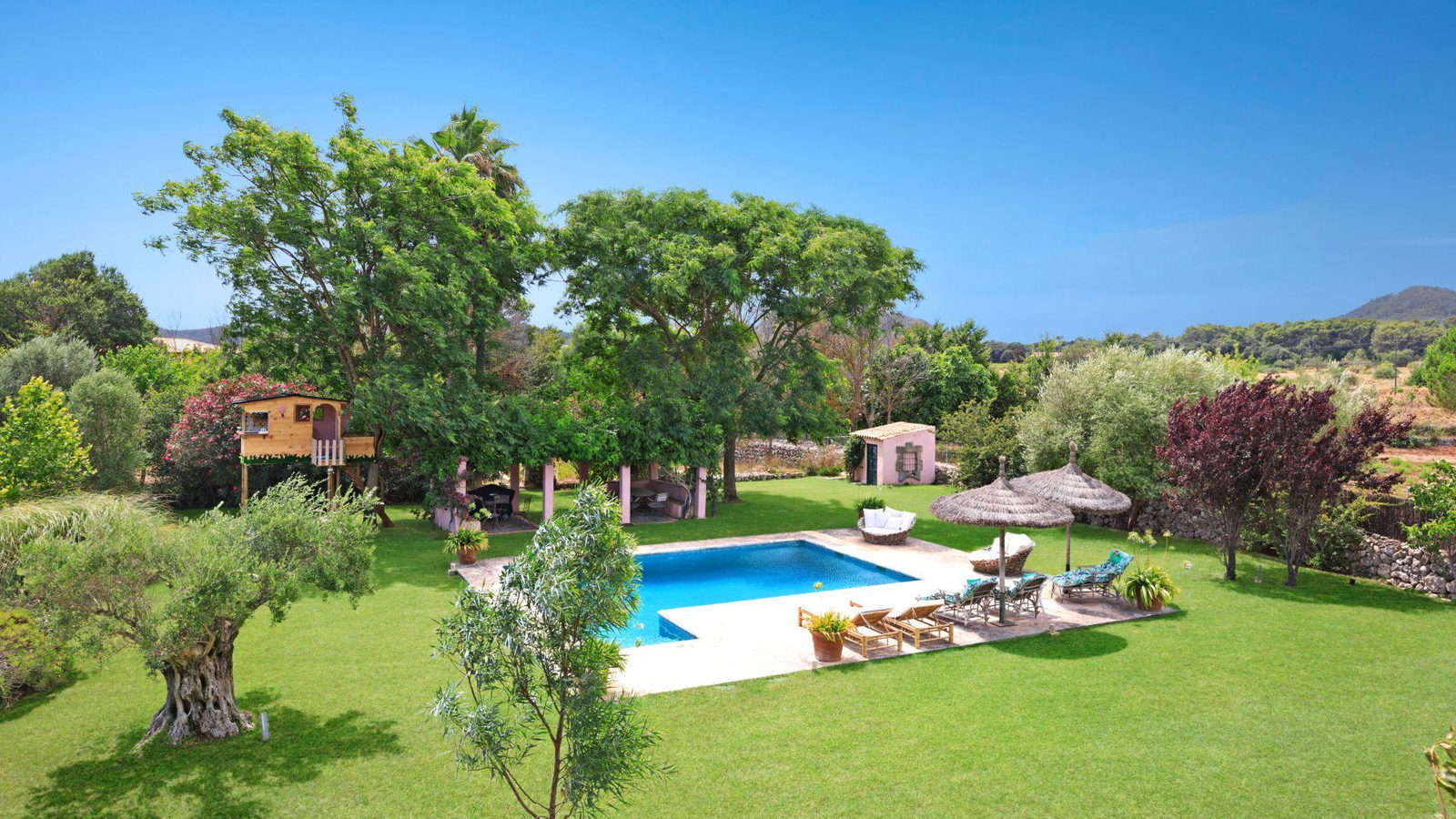 Wunderschönes und farbenfrohes Haus mit Pool und Garten in Pollenca