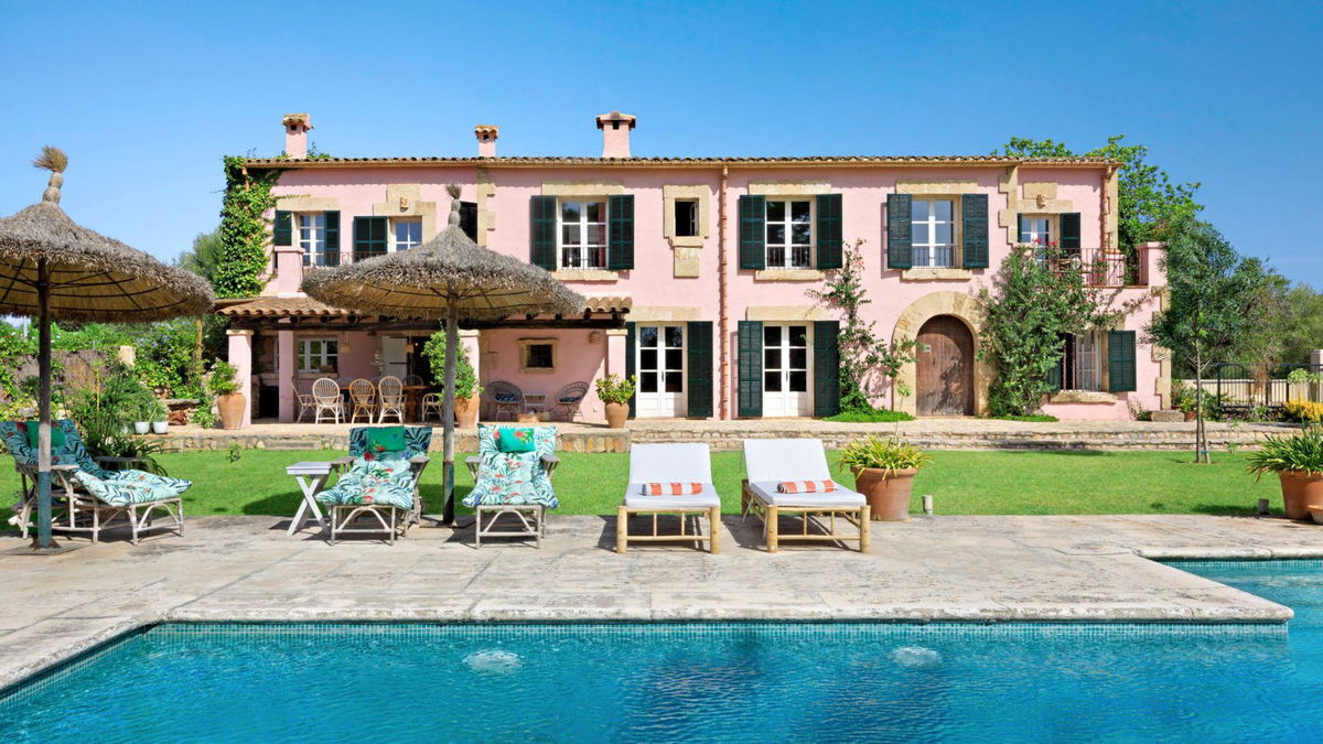 Wunderschönes und farbenfrohes Haus mit Pool und Garten in Pollenca