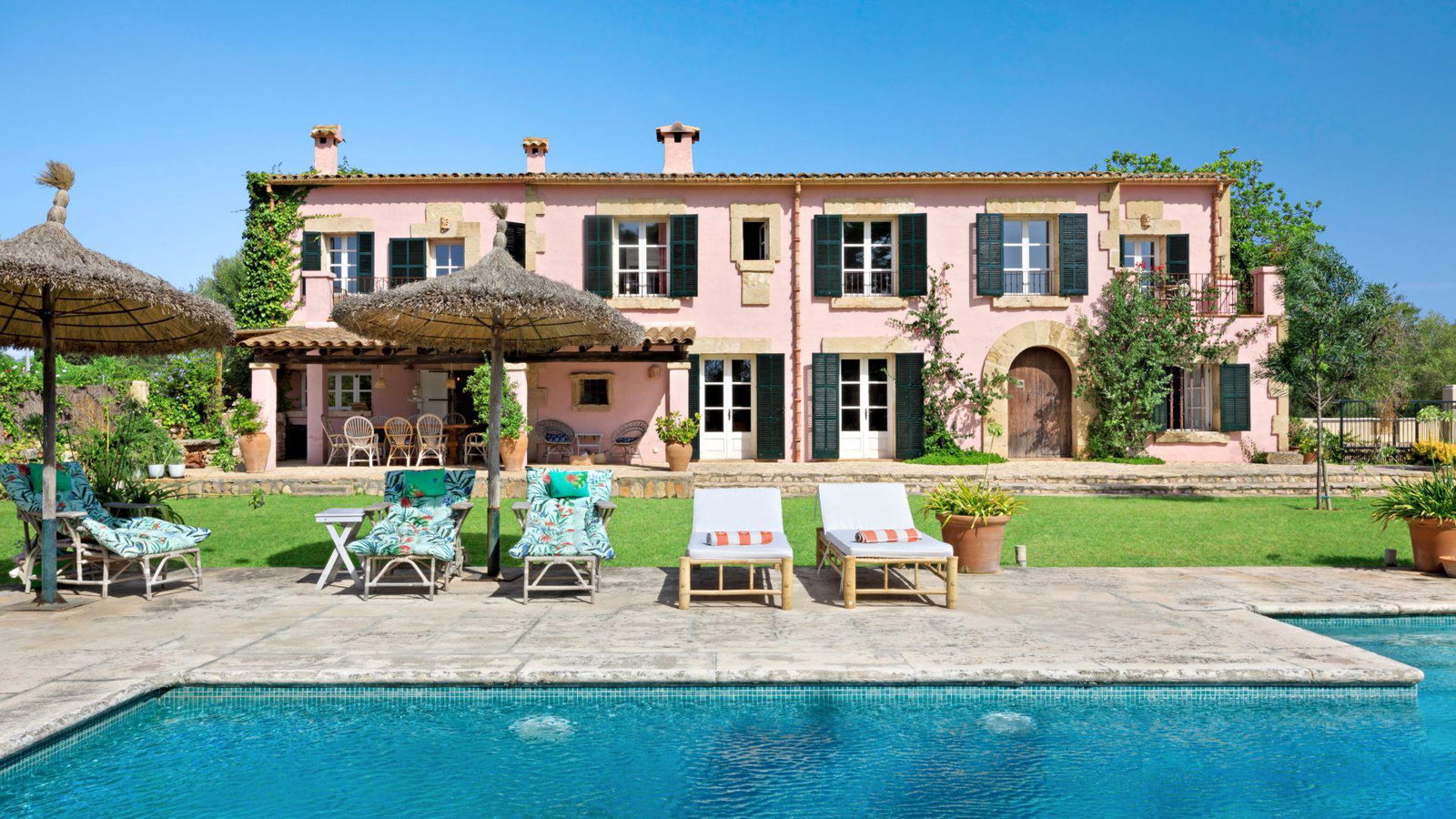 Wunderschönes und farbenfrohes Haus mit Pool und Garten in Pollenca