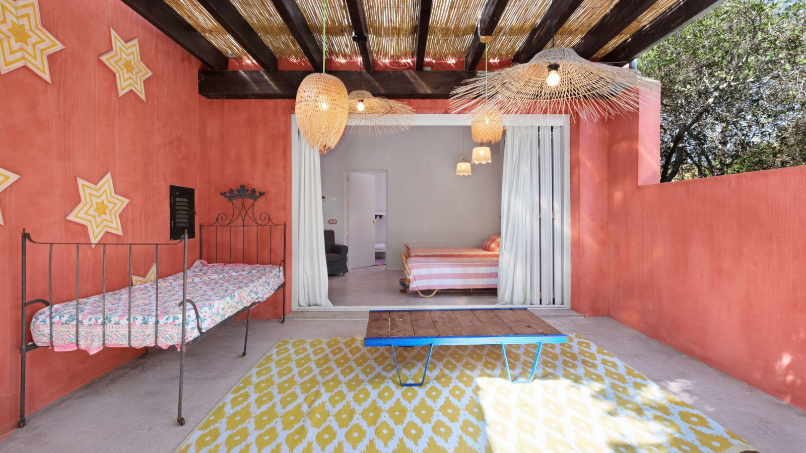 Wunderschönes und farbenfrohes Haus mit Pool und Garten in Pollenca