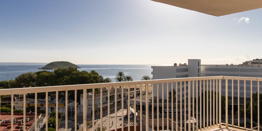 Sunny flat with terrace and sea view