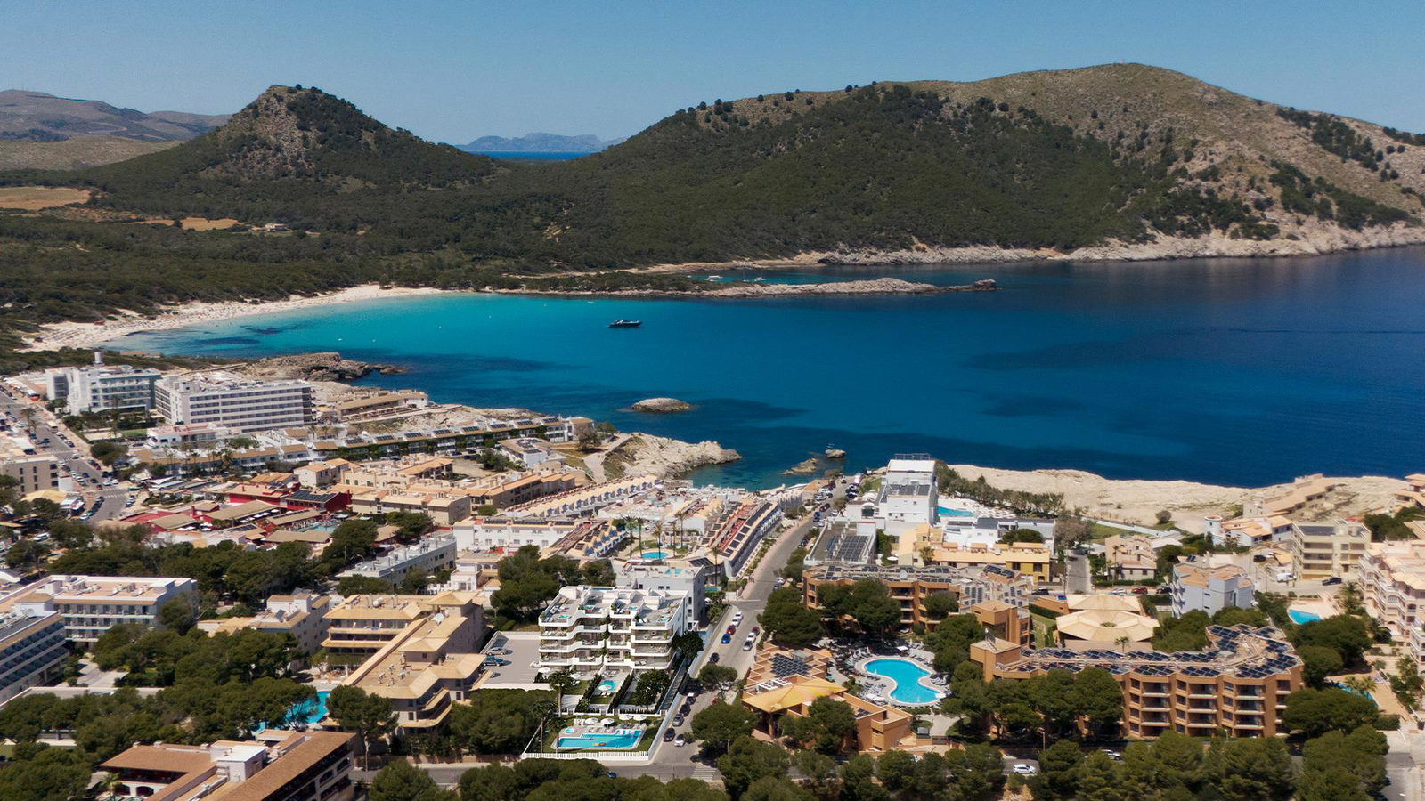 Nybyggd lägenhet på första våningen med stor terrass i Cala Ratjada