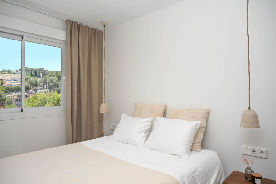 Elegantes dreistöckiges Penthouse komplett renoviert in Cas Catala