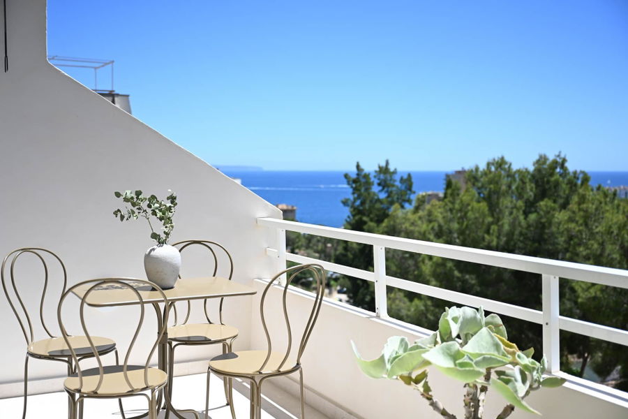 Elegantes dreistöckiges Penthouse komplett renoviert in Cas Catala