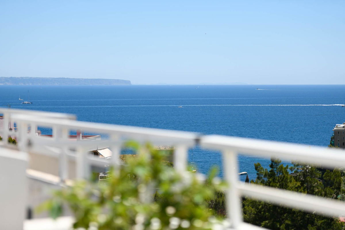 Elegantes dreistöckiges Penthouse komplett renoviert in Cas Catala