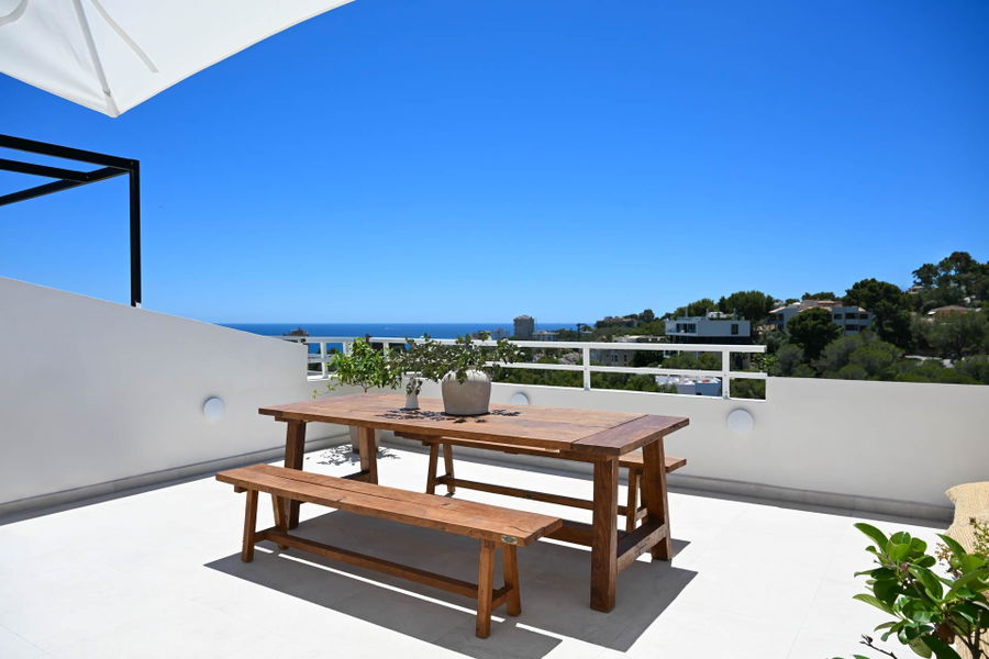 Elegantes dreistöckiges Penthouse komplett renoviert in Cas Catala