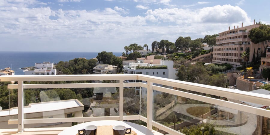 Apartamento bellamente reformado con vistas al mar y terraza en ubicación privilegiada en Illetas