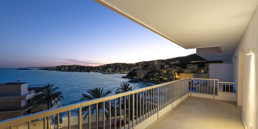 Stunning luxury apartment, completely renovated, with panoramic sea views in Cala Mayor