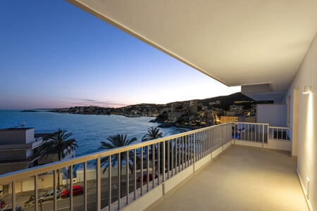 Stunning luxury apartment, completely renovated, with panoramic sea views in Cala Mayor