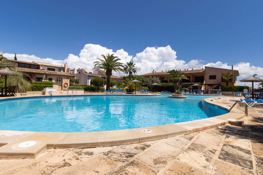 Doppelhaushälfte mit Garten, Terrassen und Gemeinschaftspool in Sa Rapita