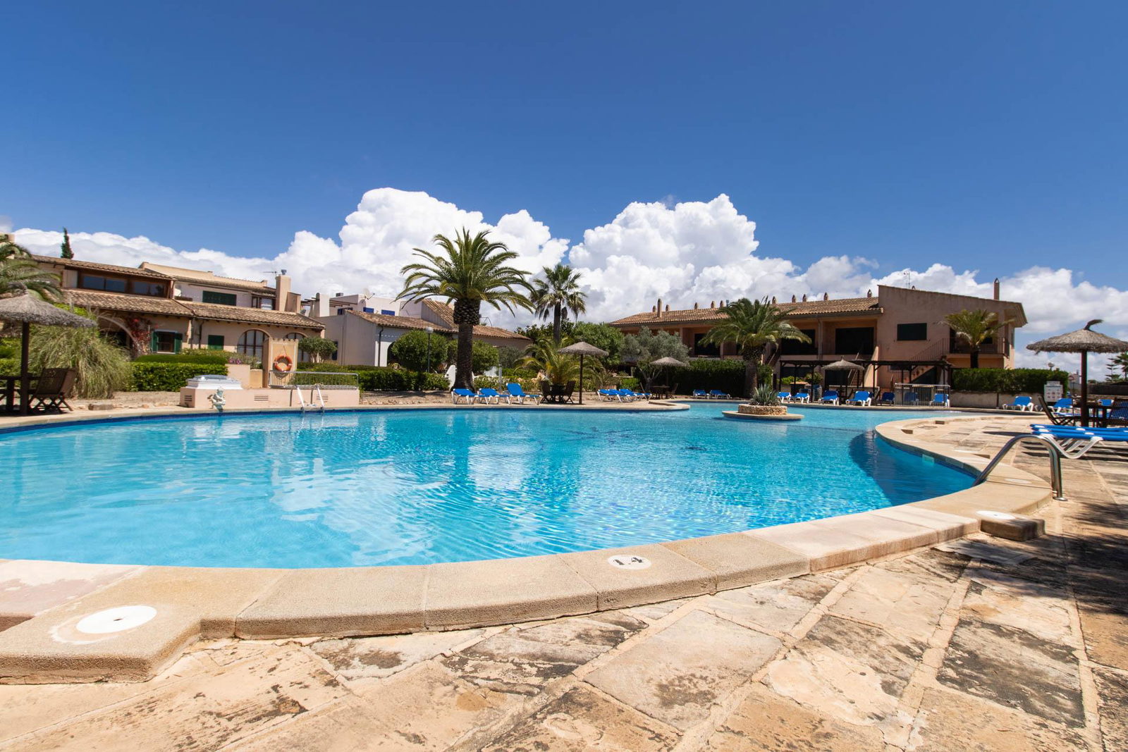 Doppelhaushälfte mit Garten, Terrassen und Gemeinschaftspool in Sa Rapita
