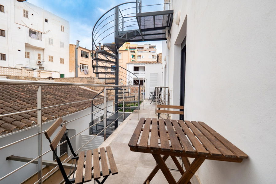 Ático moderno en el centro de Palma con terraza soleada en la azotea y piscina interior