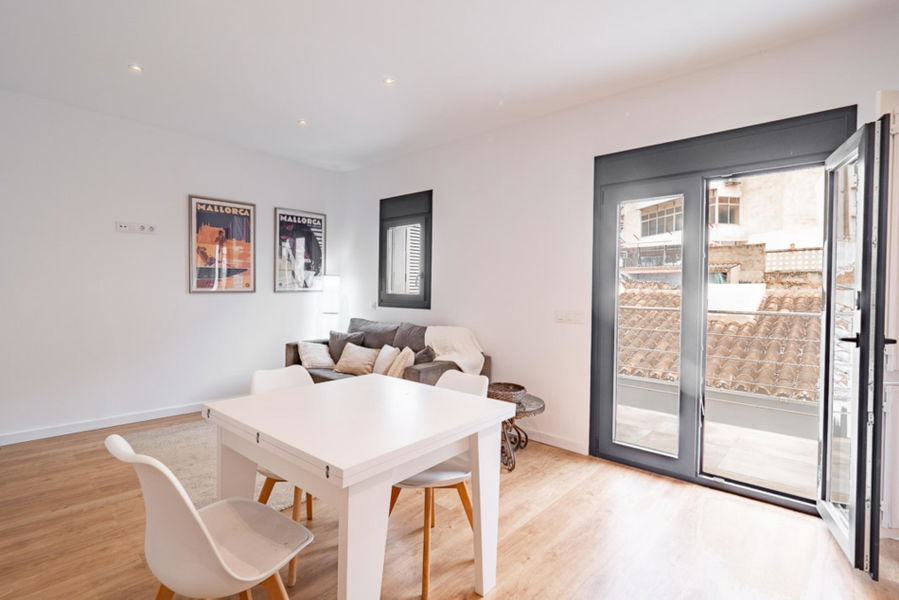 Ático moderno en el centro de Palma con terraza soleada en la azotea y piscina interior