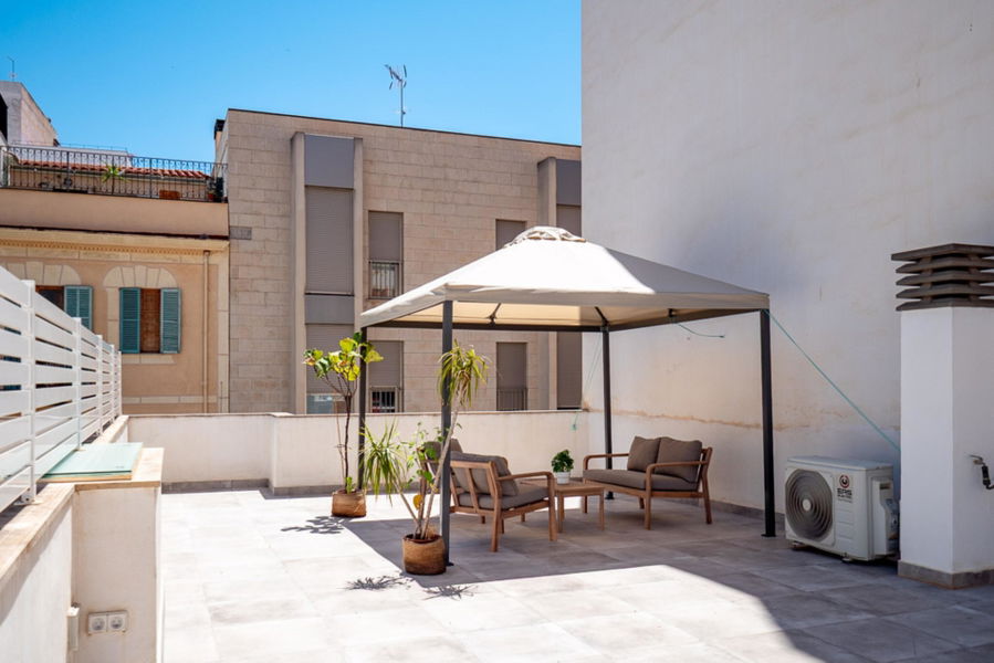 Ático moderno en el centro de Palma con terraza soleada en la azotea y piscina interior