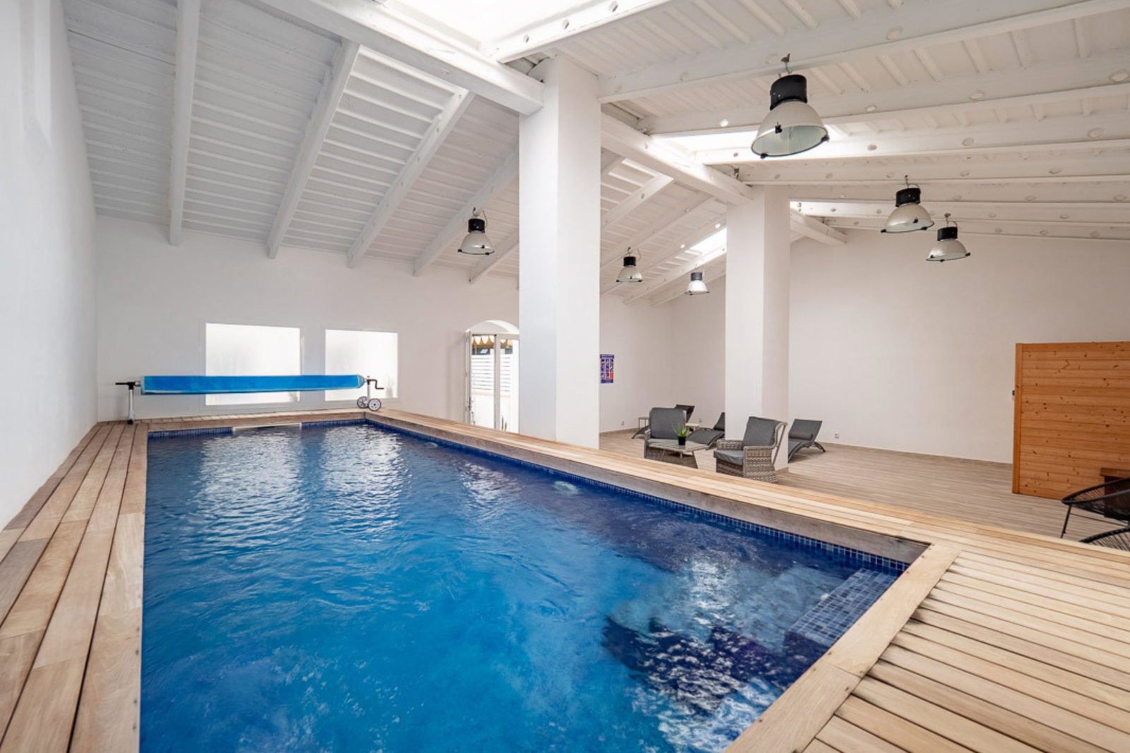 Ático moderno en el centro de Palma con terraza soleada en la azotea y piscina interior