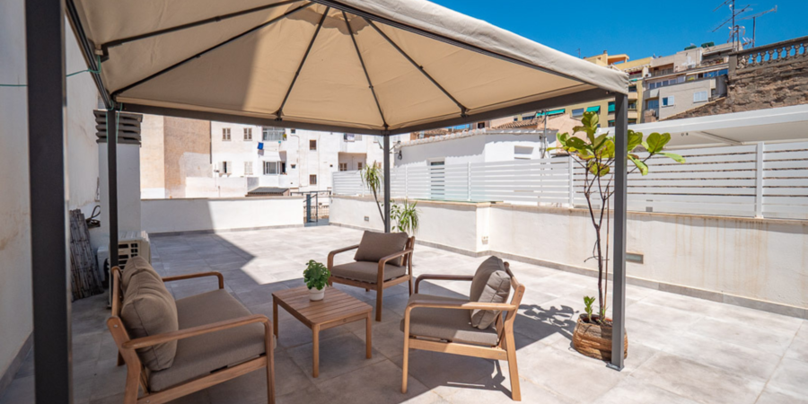 Modern takvåning i centrala Palma med solig takterrass och inomhuspool