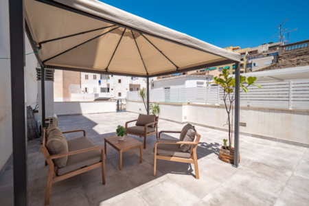 
    
                
            Modern takvåning i centrala Palma med solig takterrass och inomhuspool
        
