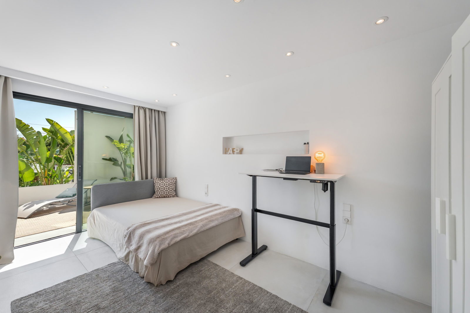 Modern och stilren villa med pool nära stranden i Palmanova