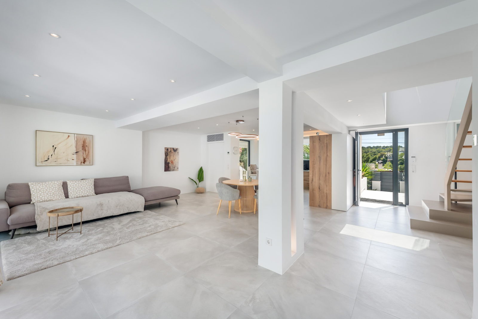 Modern och stilren villa med pool nära stranden i Palmanova