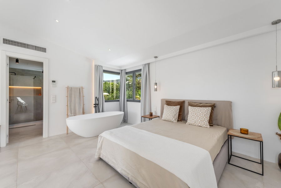Modern och stilren villa med pool nära stranden i Palmanova