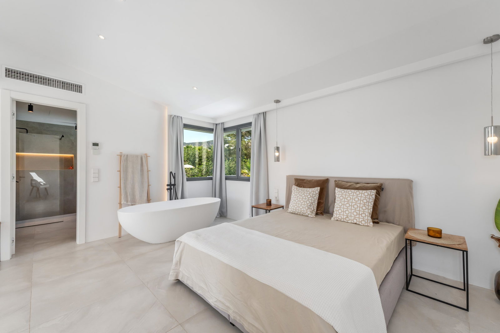 Modern och stilren villa med pool nära stranden i Palmanova