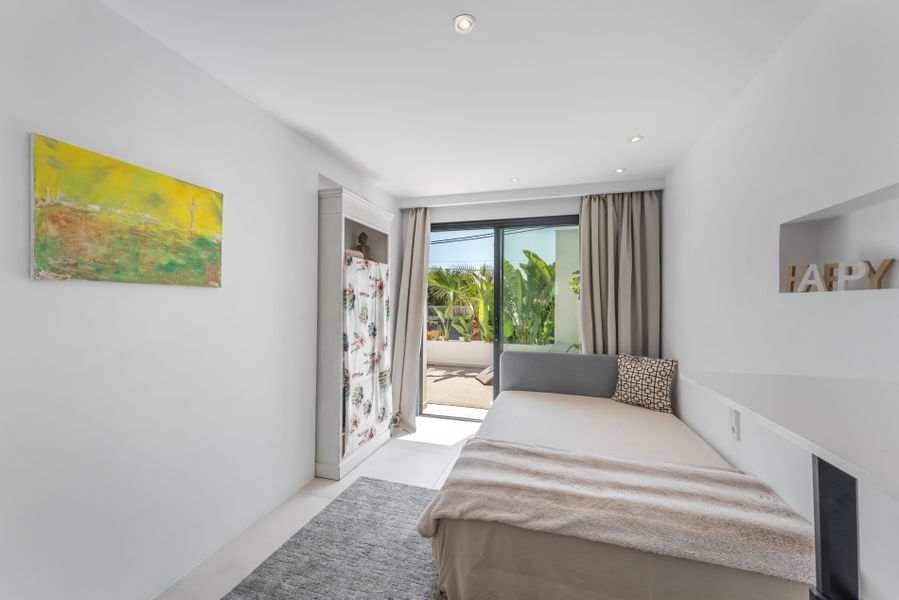 Modern och stilren villa med pool nära stranden i Palmanova