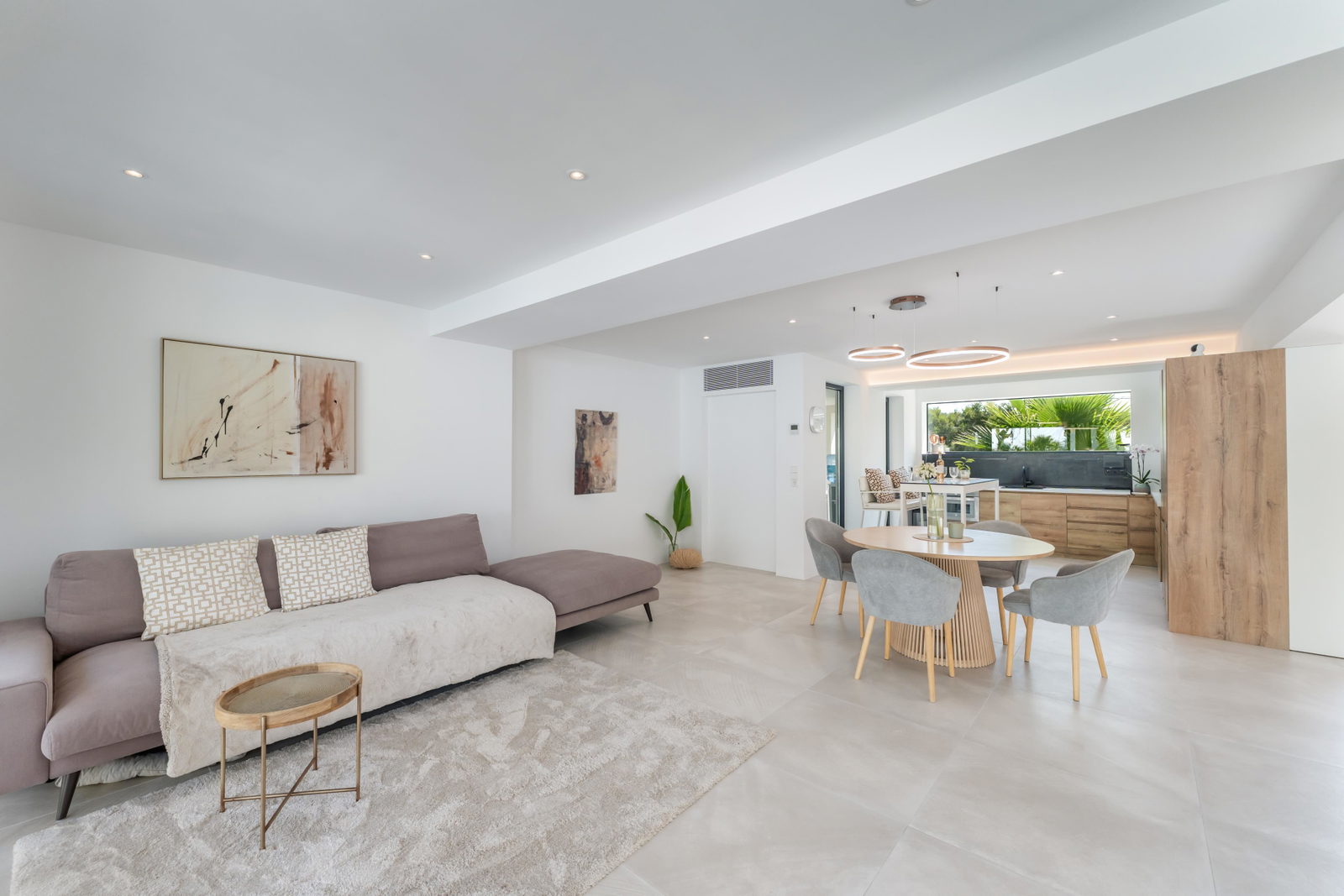 Modern och stilren villa med pool nära stranden i Palmanova