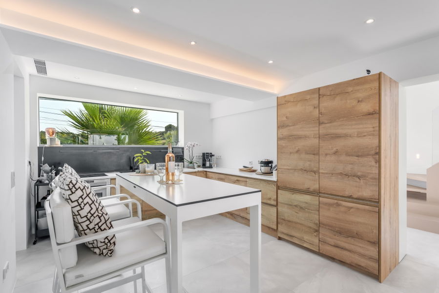 Modern och stilren villa med pool nära stranden i Palmanova