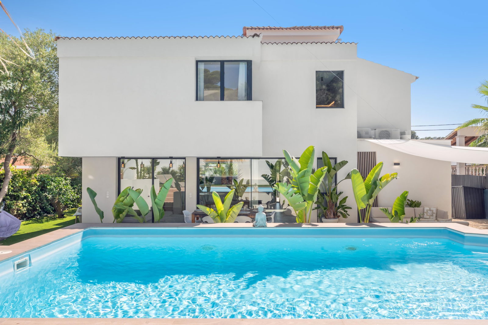 Modern och stilren villa med pool nära stranden i Palmanova